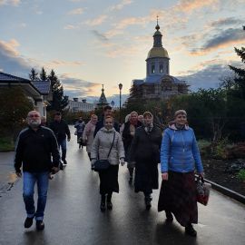 Паломники идут на молебен с акафистом возле мощей преподобного Серафима Саровского, Дивеево Паломническая поездка Боголюбово — Муром — Дивеево. 11-17.10.2019 г.